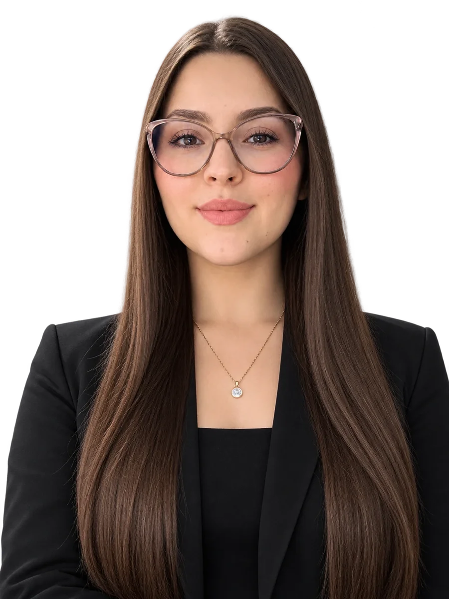 Retrato de Lu Giraldo sonriendo, con gafas y blazer negro